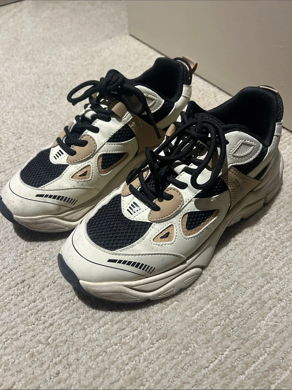 Great condition Steve Madden sneakers